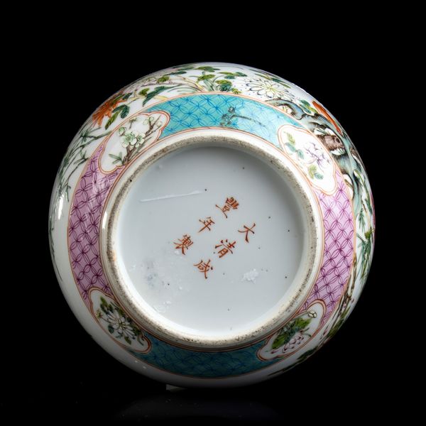 BACILE IN PORCELLANA CON DECORO A SMALTI POLICROMI  - Asta Arte asiatica e tribale  - Associazione Nazionale - Case d'Asta italiane