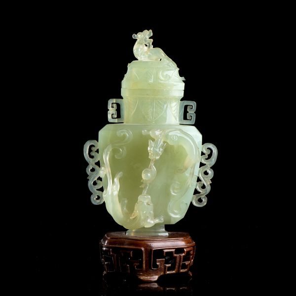 VASO CON COPERCHIO IN PIETRA VERDE  - Asta Arte asiatica e tribale  - Associazione Nazionale - Case d'Asta italiane