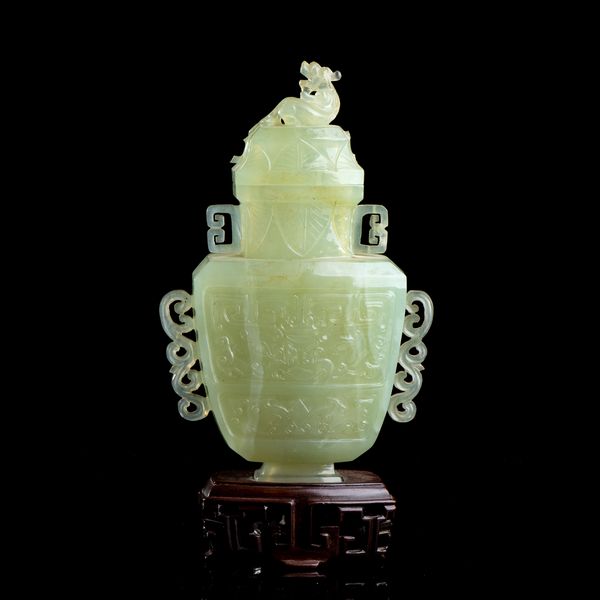 VASO CON COPERCHIO IN PIETRA VERDE  - Asta Arte asiatica e tribale  - Associazione Nazionale - Case d'Asta italiane
