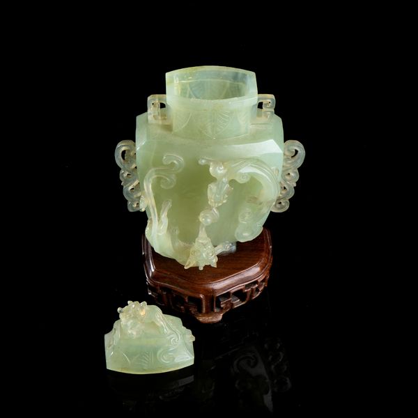 VASO CON COPERCHIO IN PIETRA VERDE  - Asta Arte asiatica e tribale  - Associazione Nazionale - Case d'Asta italiane