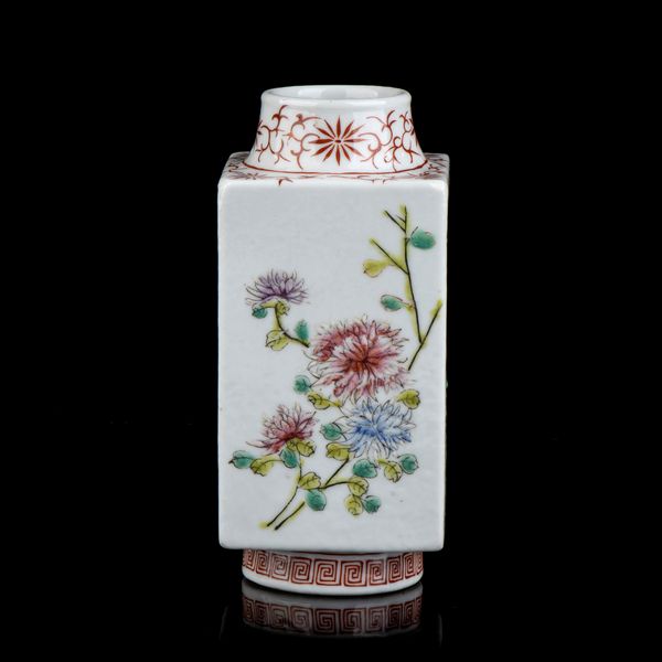 VASO A SEZIONE QUADRATA IN PORCELLANA CON DECORO A SMALTI POLICROMI  - Asta Arte asiatica e tribale  - Associazione Nazionale - Case d'Asta italiane