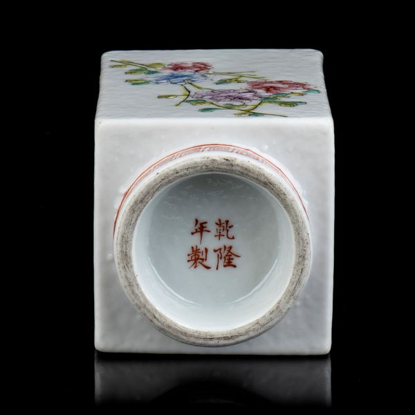 VASO A SEZIONE QUADRATA IN PORCELLANA CON DECORO A SMALTI POLICROMI  - Asta Arte asiatica e tribale  - Associazione Nazionale - Case d'Asta italiane