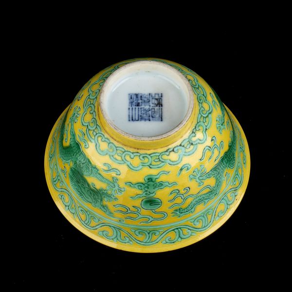 PICCOLA CIOTOLA IN PORCELLANA CON DECORO DI DRAGHI A SMALTI VERDE E GIALLO  - Asta Arte asiatica e tribale  - Associazione Nazionale - Case d'Asta italiane
