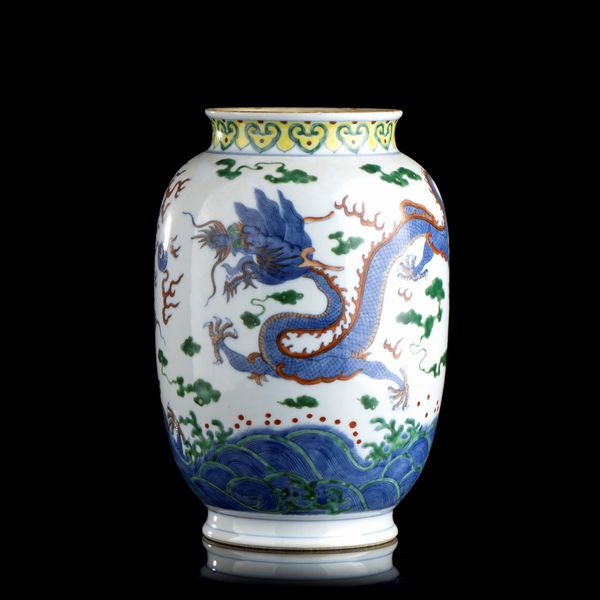 VASO IN PORCELLANA CON DECORO A SMALTI POLICROMI DI DRAGHI  - Asta Arte asiatica e tribale  - Associazione Nazionale - Case d'Asta italiane