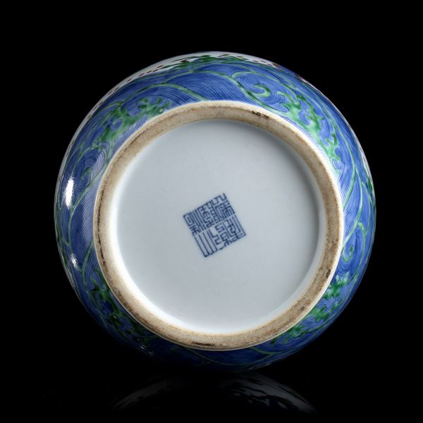 VASO IN PORCELLANA CON DECORO A SMALTI POLICROMI DI DRAGHI  - Asta Arte asiatica e tribale  - Associazione Nazionale - Case d'Asta italiane