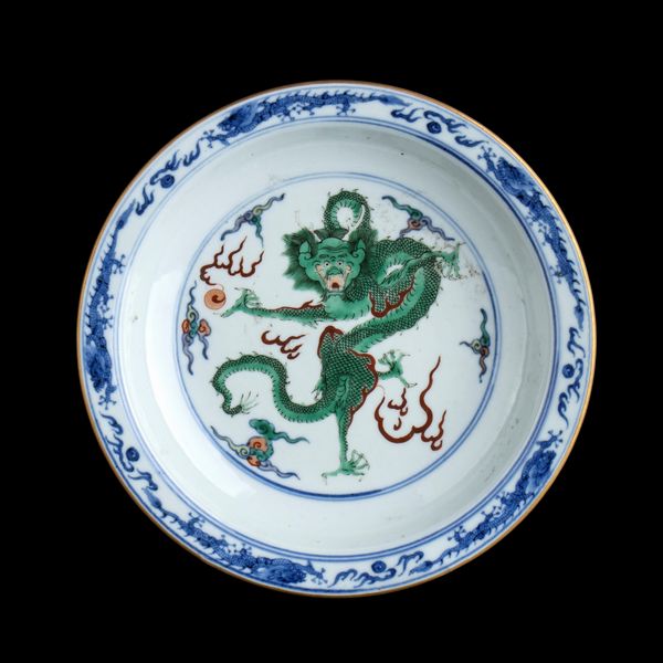 PIATTO IN PORCELLANA CON DECORO A SMALTI POLICROMI DI DRAGO  - Asta Arte asiatica e tribale  - Associazione Nazionale - Case d'Asta italiane