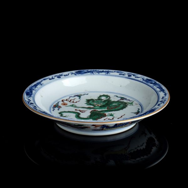 PIATTO IN PORCELLANA CON DECORO A SMALTI POLICROMI DI DRAGO  - Asta Arte asiatica e tribale  - Associazione Nazionale - Case d'Asta italiane