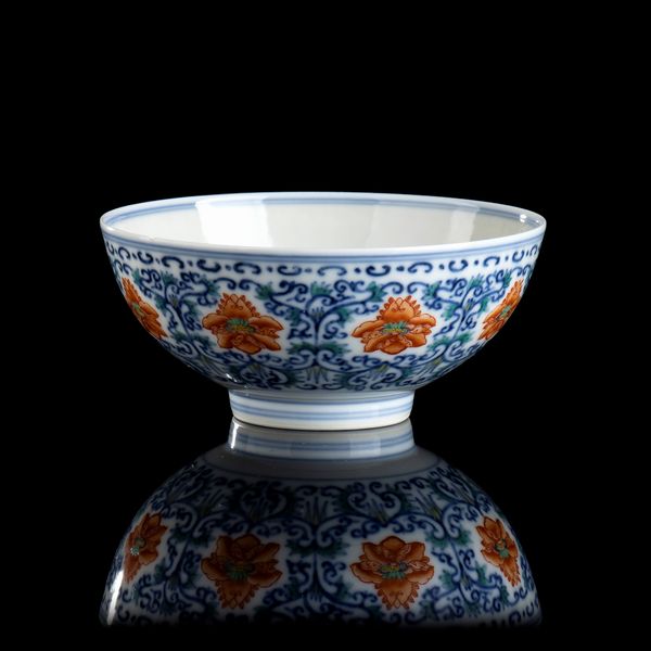 PICCOLA CIOTOLA IN PORCELLANA CON DECORO A SMALTI POLICROMI  - Asta Arte asiatica e tribale  - Associazione Nazionale - Case d'Asta italiane