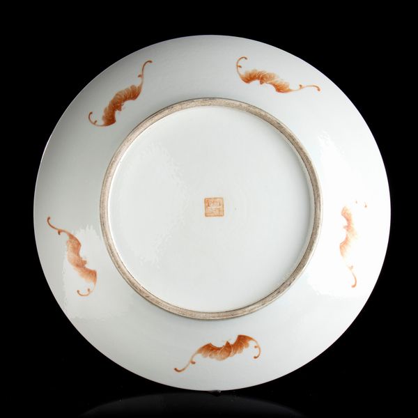 GRANDE PIATTO IN PORCELLANA CON DECORO A SMALTI POLICROMI  - Asta Arte asiatica e tribale  - Associazione Nazionale - Case d'Asta italiane