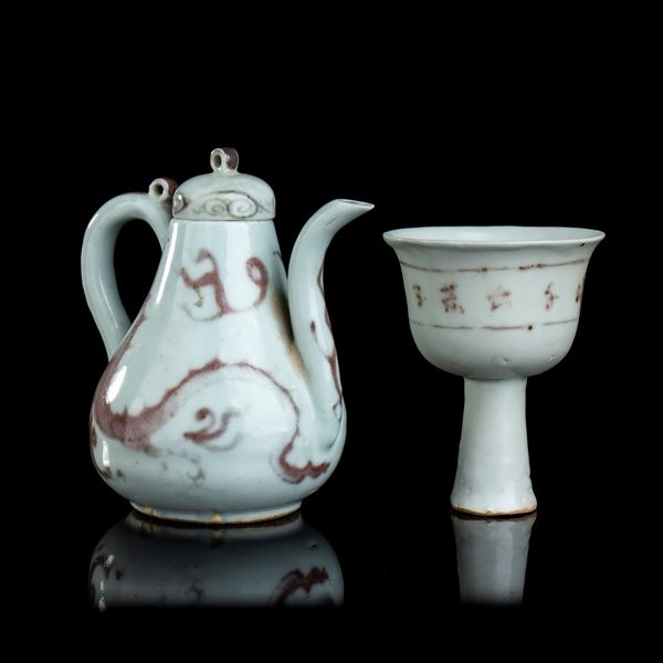 VERSATOIO CON COPERCHIO E COPPA A STELO IN PORCELLANA CON DECORO IN ROSSO DI RAME  - Asta Arte asiatica e tribale  - Associazione Nazionale - Case d'Asta italiane