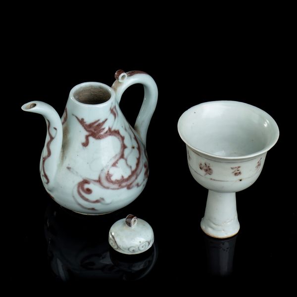 VERSATOIO CON COPERCHIO E COPPA A STELO IN PORCELLANA CON DECORO IN ROSSO DI RAME  - Asta Arte asiatica e tribale  - Associazione Nazionale - Case d'Asta italiane