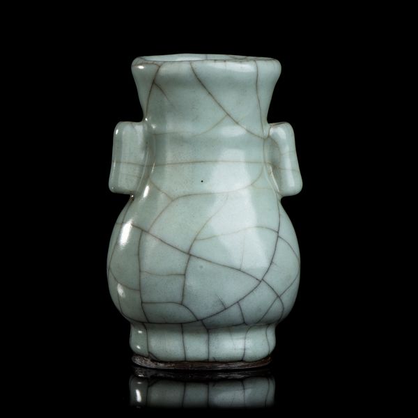 PICCOLO VASO IN PORCELLANA CON INVETRIATURA DI TIPO GUAN  - Asta Arte asiatica e tribale  - Associazione Nazionale - Case d'Asta italiane