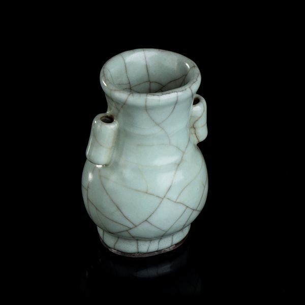 PICCOLO VASO IN PORCELLANA CON INVETRIATURA DI TIPO GUAN  - Asta Arte asiatica e tribale  - Associazione Nazionale - Case d'Asta italiane