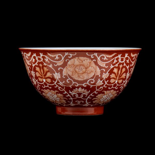 CIOTOLA IN PORCELLANA CON DECORO A SMALTO ROSSO  - Asta Arte asiatica e tribale  - Associazione Nazionale - Case d'Asta italiane