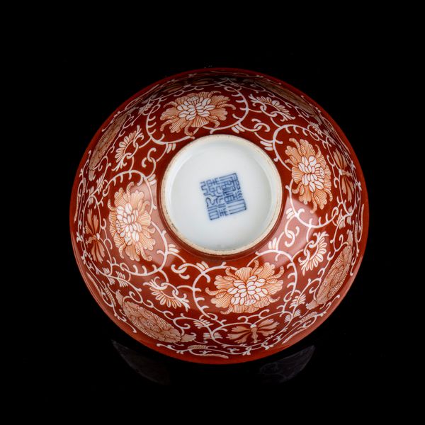 CIOTOLA IN PORCELLANA CON DECORO A SMALTO ROSSO  - Asta Arte asiatica e tribale  - Associazione Nazionale - Case d'Asta italiane