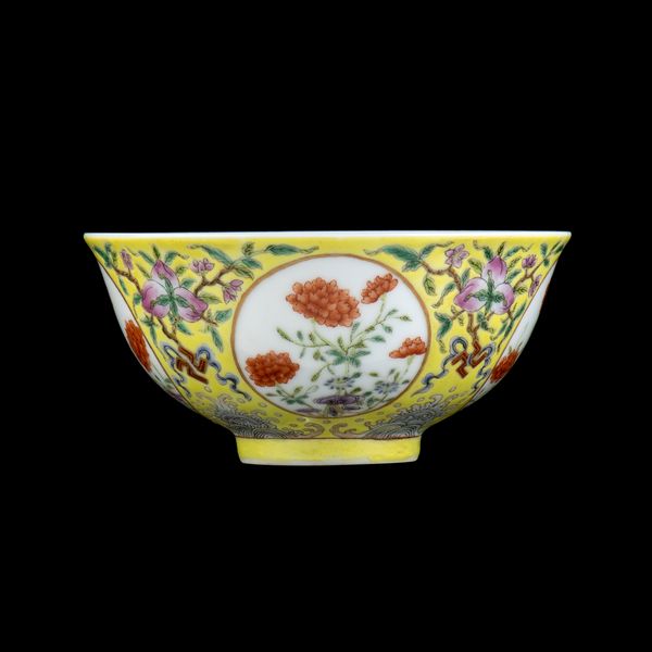 CIOTOLA IN PORCELLANA CON DECORO A SMALTI POLICROMI  - Asta Arte asiatica e tribale  - Associazione Nazionale - Case d'Asta italiane