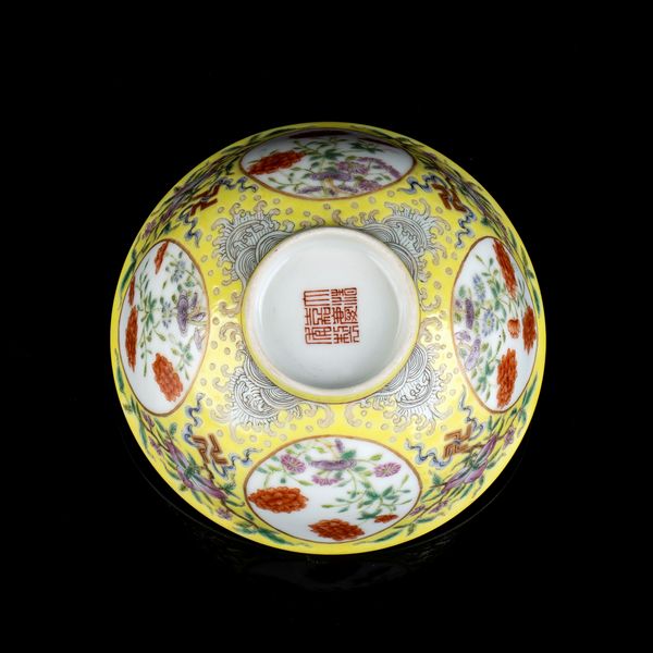 CIOTOLA IN PORCELLANA CON DECORO A SMALTI POLICROMI  - Asta Arte asiatica e tribale  - Associazione Nazionale - Case d'Asta italiane