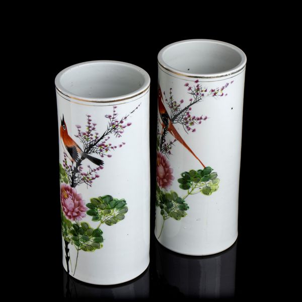 COPPIA DI VASI CILINDRICI IN PORCELLANA CON DECORO A SMALTI POLICROMI  - Asta Arte asiatica e tribale  - Associazione Nazionale - Case d'Asta italiane