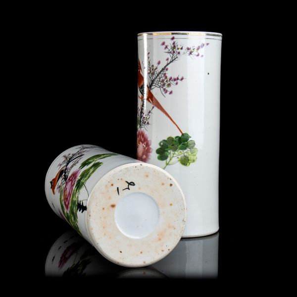 COPPIA DI VASI CILINDRICI IN PORCELLANA CON DECORO A SMALTI POLICROMI  - Asta Arte asiatica e tribale  - Associazione Nazionale - Case d'Asta italiane