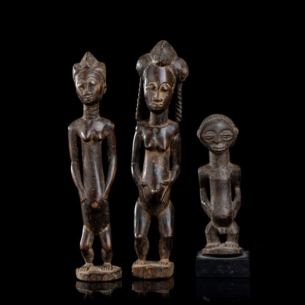 TRE SCULTURE ANTROPOMORFE IN LEGNO  - Asta Arte asiatica e tribale  - Associazione Nazionale - Case d'Asta italiane