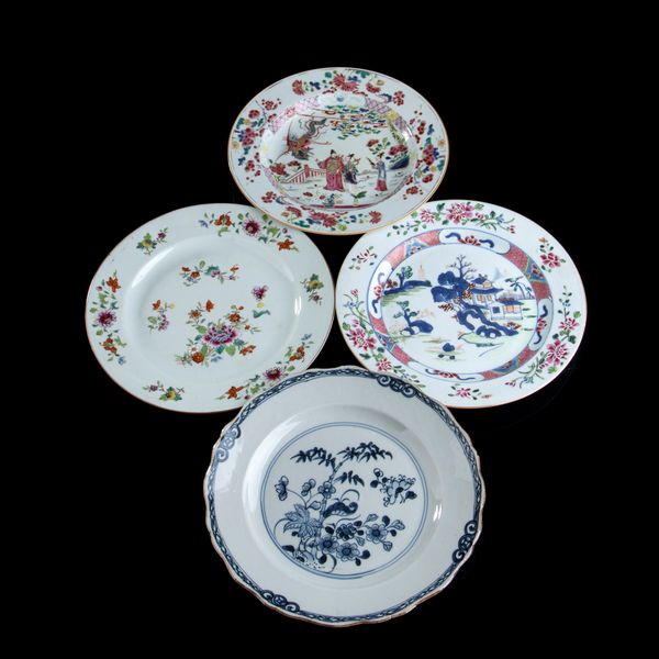 QUATTRO PIATTI IN PORCELLANA CON DECORO A SMALTI POLICROMI  - Asta Arte asiatica e tribale  - Associazione Nazionale - Case d'Asta italiane