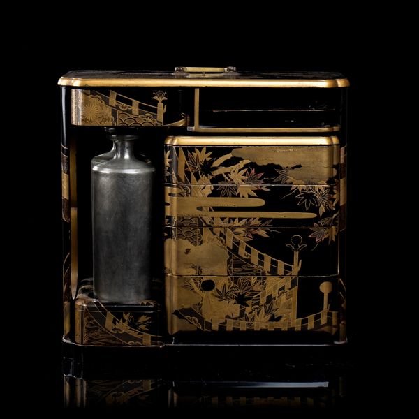 CONTENITORE PORTAVIVANDE IN LEGNO LACCATO E DORATO, SAGEJUBAKO  - Asta Arte asiatica e tribale  - Associazione Nazionale - Case d'Asta italiane