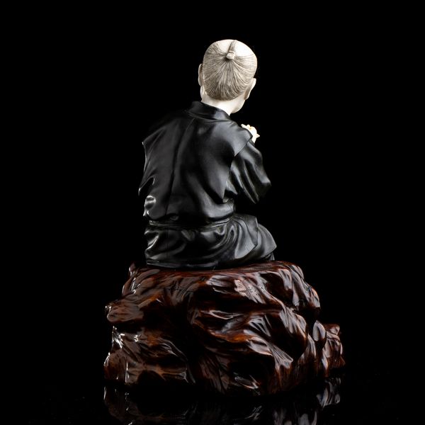 GRANDE OKIMONO IN METALLO E AVORIO CON SUA BASE IN LEGNO  - Asta Arte asiatica e tribale  - Associazione Nazionale - Case d'Asta italiane