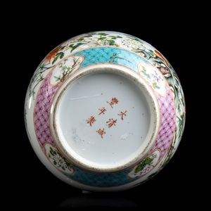 BACILE IN PORCELLANA CON DECORO A SMALTI POLICROMI  - Asta Arte asiatica e tribale  - Associazione Nazionale - Case d'Asta italiane