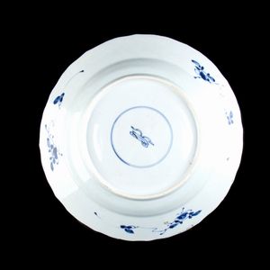 COPPIA DI GRANDI PIATTI IN PORCELLANA 'BIANCO E BLU'  - Asta Arte asiatica e tribale  - Associazione Nazionale - Case d'Asta italiane