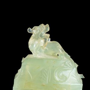 VASO CON COPERCHIO IN PIETRA VERDE  - Asta Arte asiatica e tribale  - Associazione Nazionale - Case d'Asta italiane