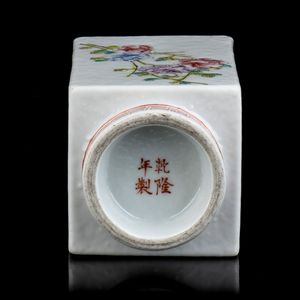 VASO A SEZIONE QUADRATA IN PORCELLANA CON DECORO A SMALTI POLICROMI  - Asta Arte asiatica e tribale  - Associazione Nazionale - Case d'Asta italiane