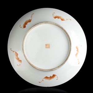GRANDE PIATTO IN PORCELLANA CON DECORO A SMALTI POLICROMI  - Asta Arte asiatica e tribale  - Associazione Nazionale - Case d'Asta italiane