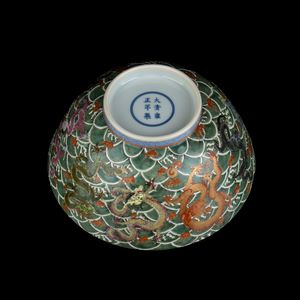 CIOTOLA IN PORCELLANA CON DECORO DI DRAGHI A SMALTI POLICROMI  - Asta Arte asiatica e tribale  - Associazione Nazionale - Case d'Asta italiane