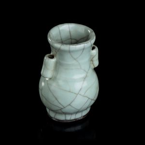 PICCOLO VASO IN PORCELLANA CON INVETRIATURA DI TIPO GUAN  - Asta Arte asiatica e tribale  - Associazione Nazionale - Case d'Asta italiane