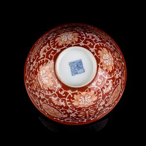 CIOTOLA IN PORCELLANA CON DECORO A SMALTO ROSSO  - Asta Arte asiatica e tribale  - Associazione Nazionale - Case d'Asta italiane