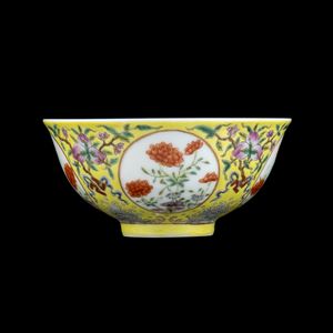 CIOTOLA IN PORCELLANA CON DECORO A SMALTI POLICROMI  - Asta Arte asiatica e tribale  - Associazione Nazionale - Case d'Asta italiane