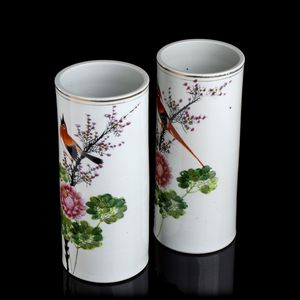 COPPIA DI VASI CILINDRICI IN PORCELLANA CON DECORO A SMALTI POLICROMI  - Asta Arte asiatica e tribale  - Associazione Nazionale - Case d'Asta italiane