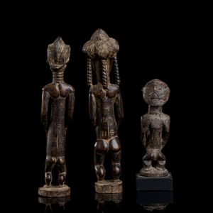 TRE SCULTURE ANTROPOMORFE IN LEGNO  - Asta Arte asiatica e tribale  - Associazione Nazionale - Case d'Asta italiane