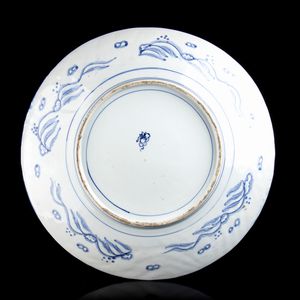 GRANDE PIATTO IN PORCELLANA IMARI  - Asta Arte asiatica e tribale  - Associazione Nazionale - Case d'Asta italiane