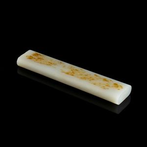 FERMACARTE IN GIADA BIANCA E RUGGINE  - Asta Arte asiatica e tribale  - Associazione Nazionale - Case d'Asta italiane