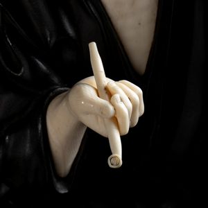 GRANDE OKIMONO IN METALLO E AVORIO CON SUA BASE IN LEGNO  - Asta Arte asiatica e tribale  - Associazione Nazionale - Case d'Asta italiane