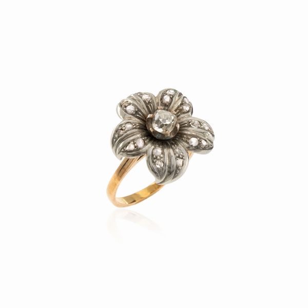 Antico anello fiore in oro giallo 9kt e argento rosa coron  - Asta Gioielli Orologi Fashion Vintage - Web Only - Associazione Nazionale - Case d'Asta italiane