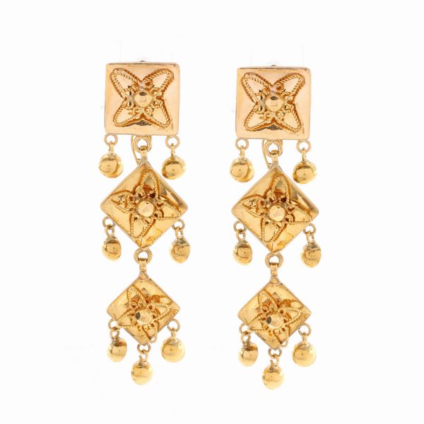 Orecchini pendenti in oro giallo 18kt  - Asta Gioielli Orologi Fashion Vintage - Web Only - Associazione Nazionale - Case d'Asta italiane