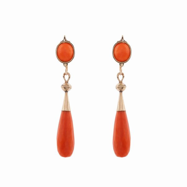 Antichi orecchini pendenti in oro giallo 9kt e corallo  - Asta Gioielli Orologi Fashion Vintage - Web Only - Associazione Nazionale - Case d'Asta italiane