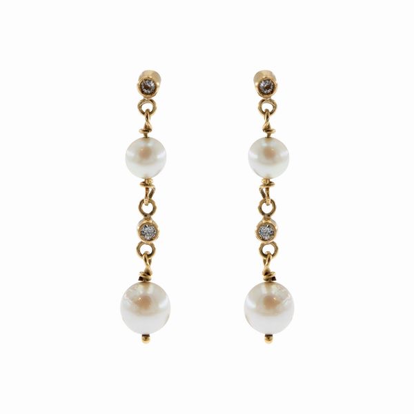 Orecchini pendenti in oro giallo 18kt perle e diamanti  - Asta Gioielli Orologi Fashion Vintage - Web Only - Associazione Nazionale - Case d'Asta italiane