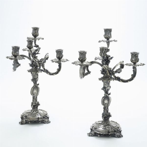 Coppia di candelabri a quattro fiamme. XVIII secolo  - Asta Antiquariato - Associazione Nazionale - Case d'Asta italiane