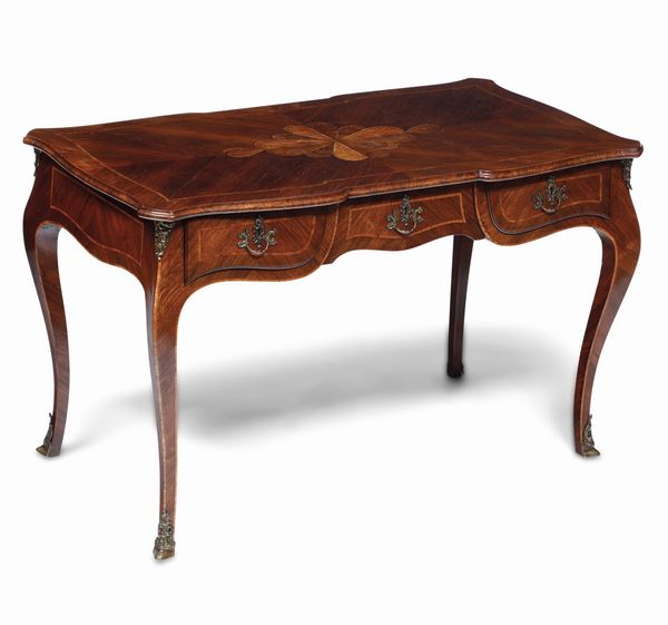 Scrivania lastronata ed intarsiata col motivo del quadrifoglio. Genova XIX secolo  - Asta Antiquariato - Associazione Nazionale - Case d'Asta italiane