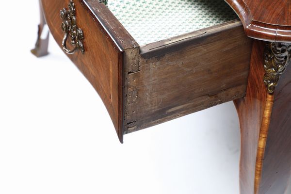 Scrivania lastronata ed intarsiata col motivo del quadrifoglio. Genova XIX secolo  - Asta Antiquariato - Associazione Nazionale - Case d'Asta italiane