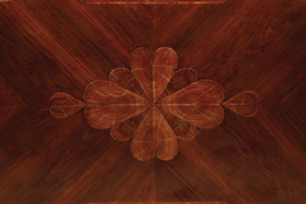 Scrivania lastronata ed intarsiata col motivo del quadrifoglio. Genova XIX secolo  - Asta Antiquariato - Associazione Nazionale - Case d'Asta italiane