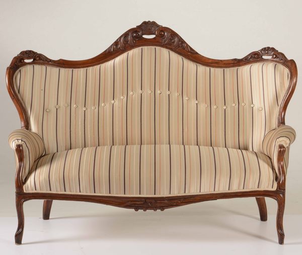 Divano Luigi Filippo in legno intagliato. XIX secolo  - Asta Antiquariato - Associazione Nazionale - Case d'Asta italiane